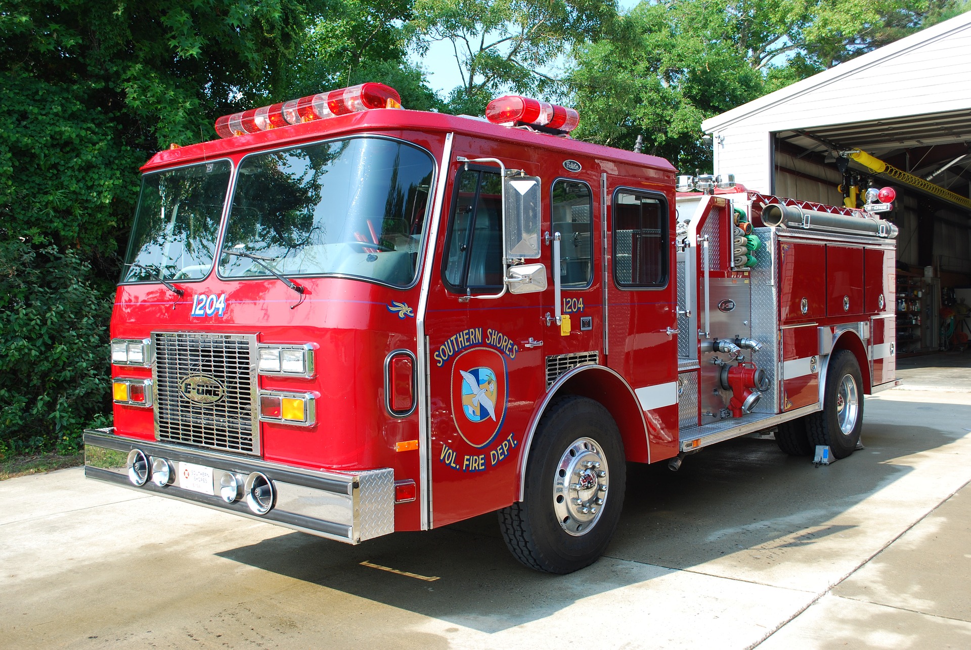 Пожарные автомобили делятся. Машина "Fire Truck" пожарная, 49450. Пожарный водозащитный автомобиль (АВЗ). Fire engine пожарная машина. Красная пожарная машина.